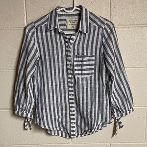 Abercrombie & Fitch Blue and White Striped 3/4 Length Sleeve Button Down, Sz XS